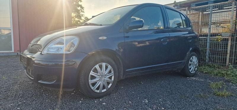 Blau Gebraucht 2004 Toyota Yaris Limousine | 1.490 € (Fairer Preis) - Bild 1/4