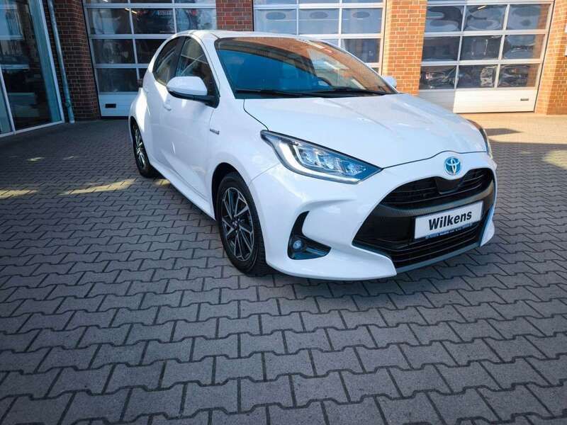 Schneeweiss Gebraucht 2021 Toyota Yaris Hybrid Team Kleinwagen | 20.900 € (Etwas zu teuer) - Bild 1/4