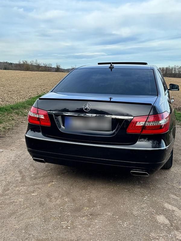 Gebraucht Mercedes E350 Elegance 306 PS (225 kW) 2012 Schwarz Limousine