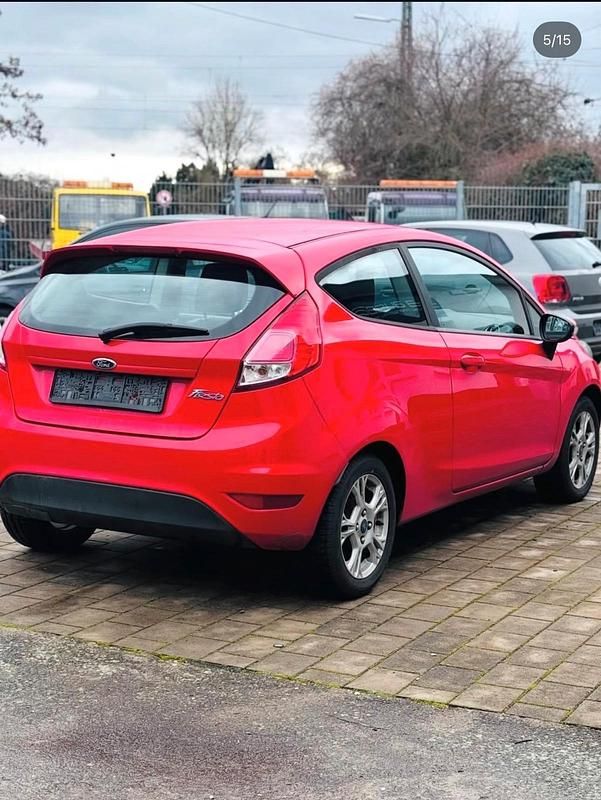 Gebraucht Ford Fiesta 80 PS (58 kW) 2014 Rot Kleinwagen