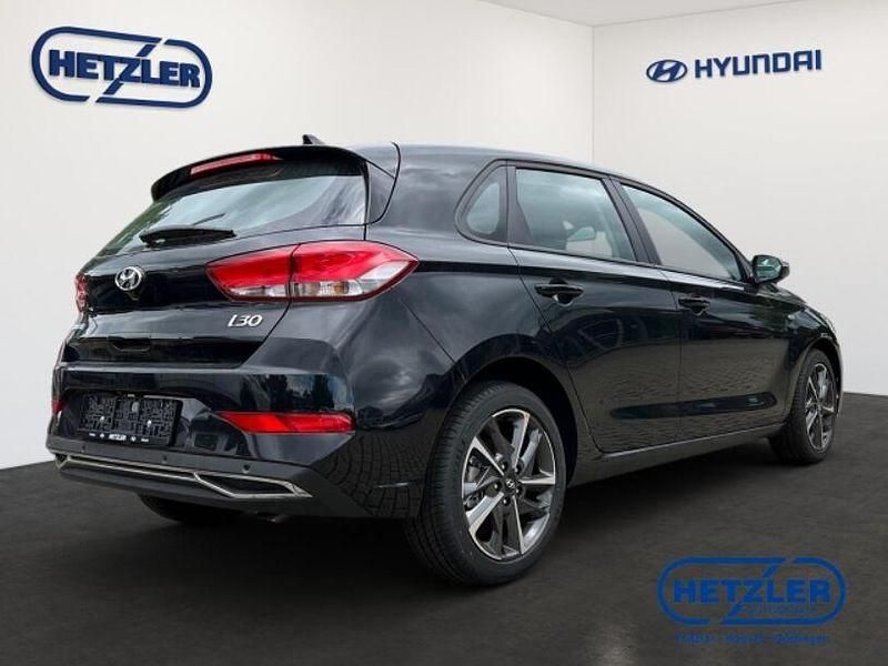 Gebraucht Hyundai i30 Trend 160 PS (117 kW) 2024 Abyss black / mic Limousine
