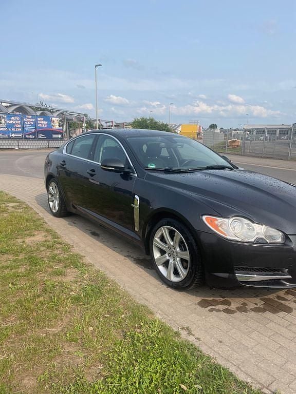 Grau Gebraucht 2011 Jaguar XF Luxury Limousine | 8.300 € (Fairer Preis) - Bild 1/4
