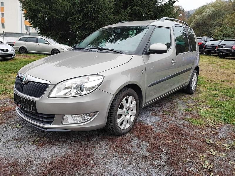 Cappuccinobeige metallic Gebraucht 2012 Skoda Roomster Plus Edition Kombi | 7.990 € - Bild 1/4