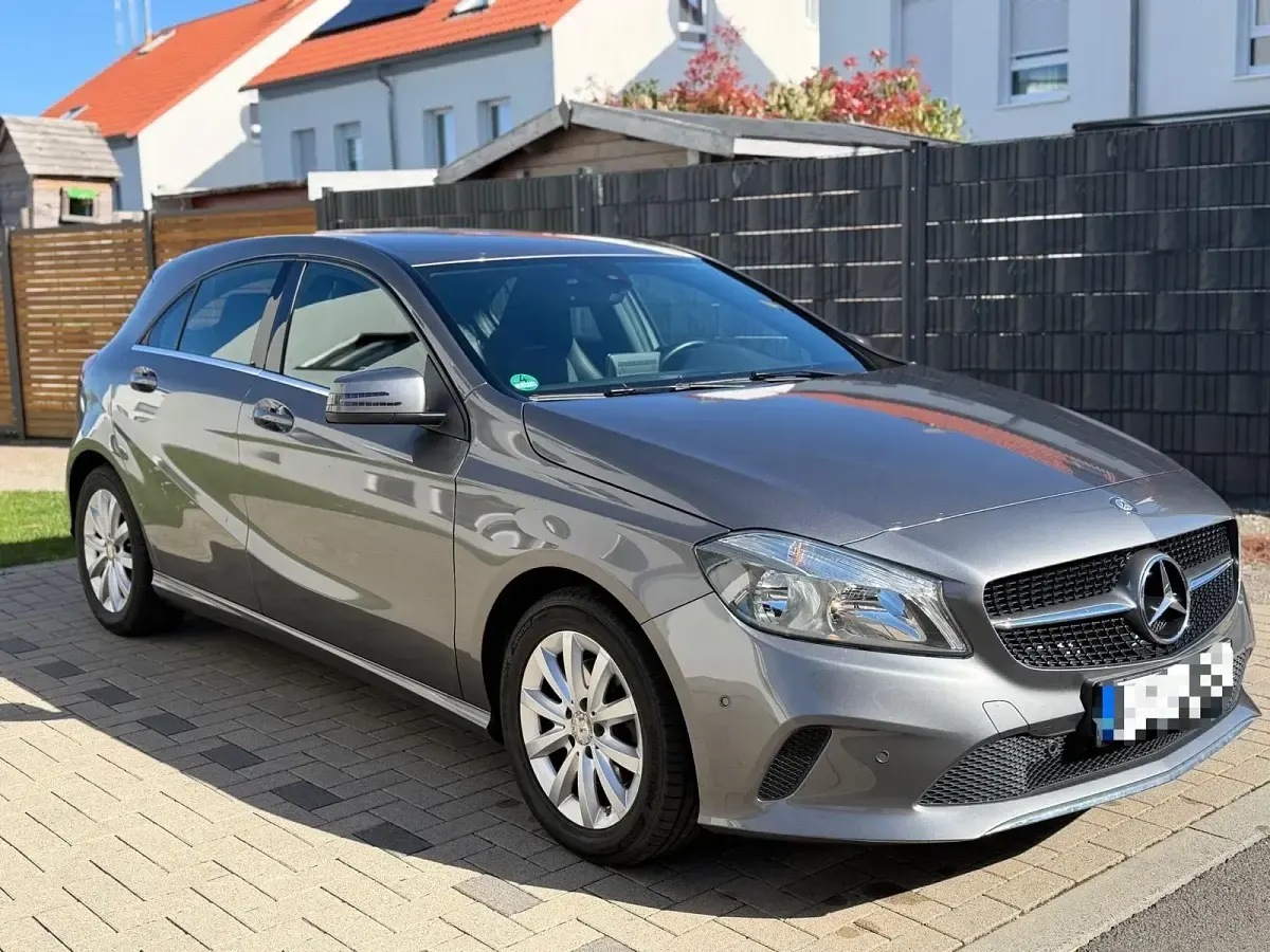 Gebraucht Mercedes A180 122 PS (89 kW) 2016 Grau Kleinwagen