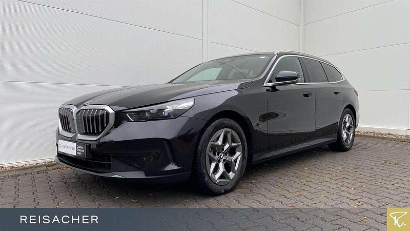 Saphirschwarz metallic Gebraucht 2024 BMW 520 Basis Kombi | 46.899 € (Superpreis) - Bild 1/4