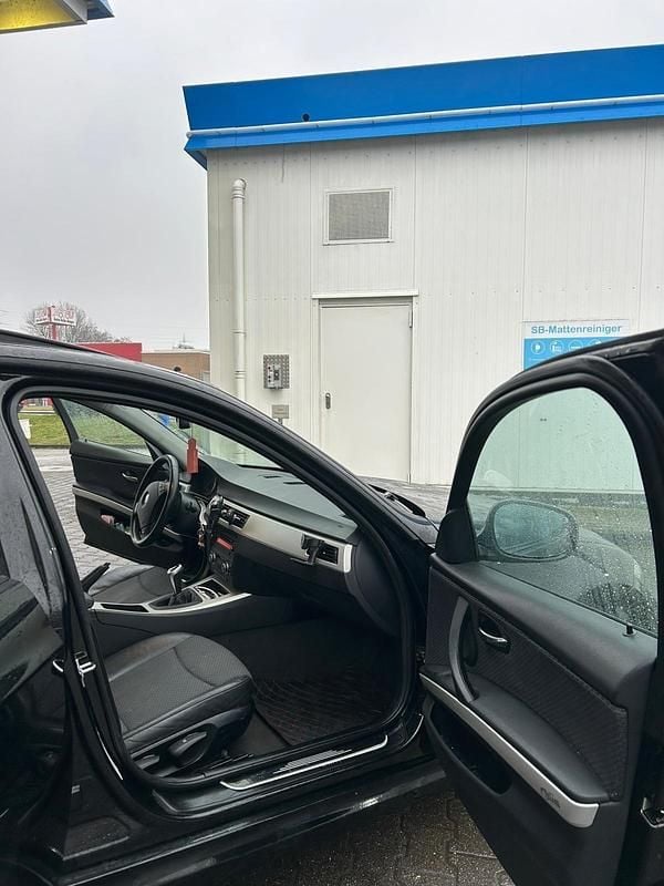 Gebraucht BMW 320 177 PS (130 kW) 2009 Schwarz Limousine