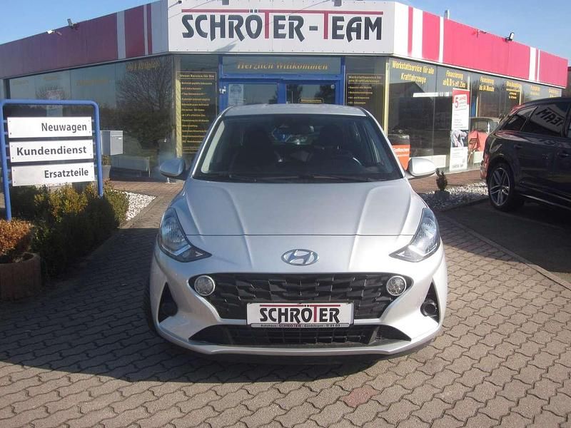 Gebraucht Hyundai i10 Select 67 PS (49 kW) 2021 Sleek silver Kleinwagen