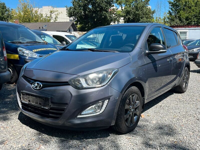 Grau Gebraucht 2014 Hyundai i20 Edition Limousine | 3.290 € (Fairer Preis) - Bild 1/4
