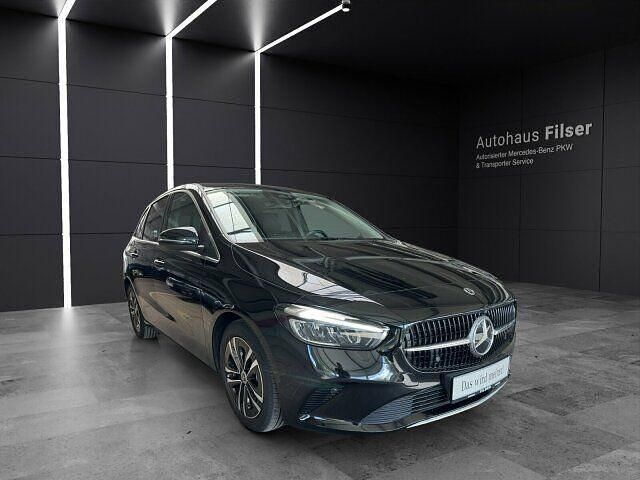 Lack kosmosschwarz Gebraucht 2023 Mercedes B180 Progressive Van / Kleinbus | 32.857 € (Etwas zu teuer) - Bild 1/4