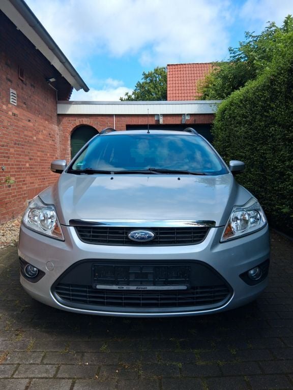 Silber Gebraucht 2010 Ford Focus Kombi | 2.500 € - Bild 1/4