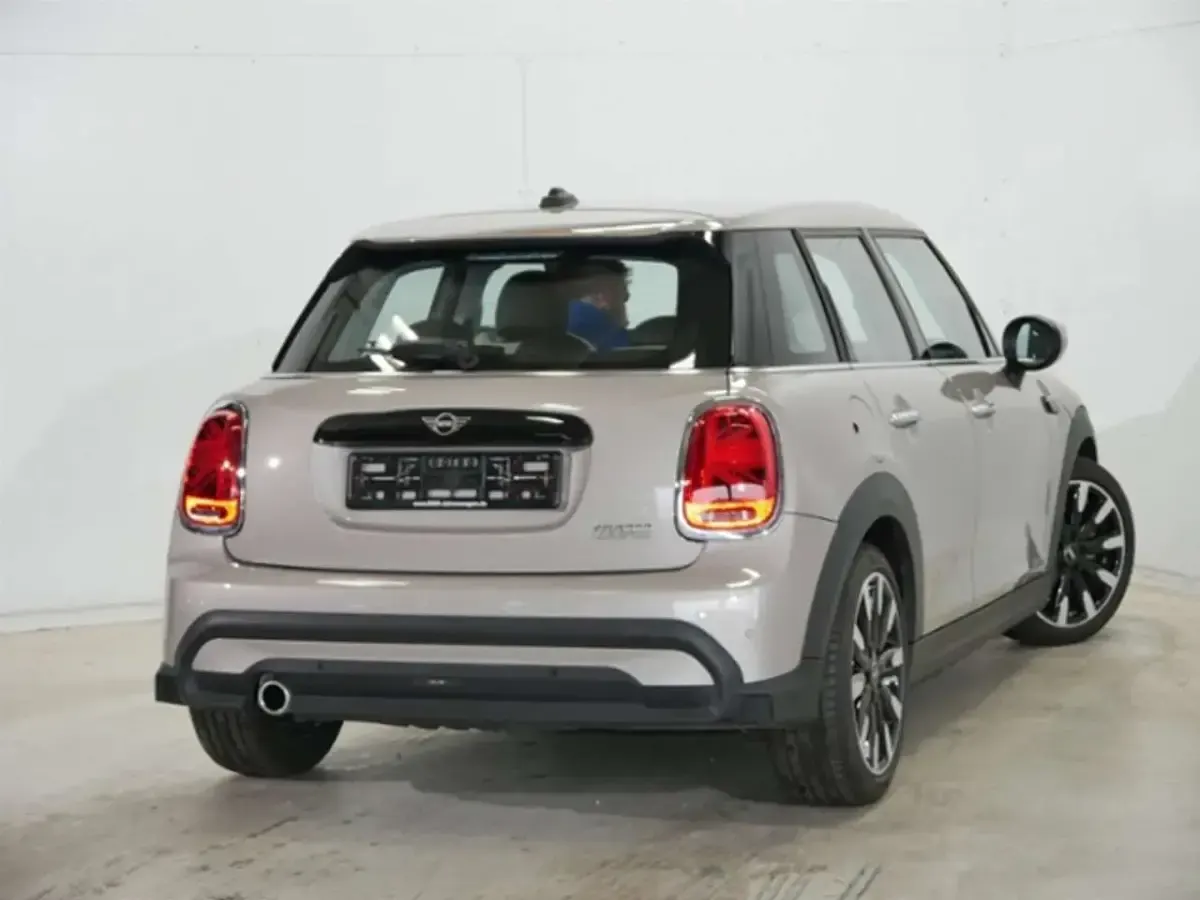 Gebraucht Mini Cooper Classic 136 PS (100 kW) 2021 Rooftop grey metallic Kleinwagen