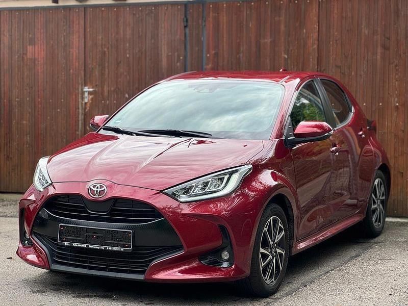 Rot Gebraucht 2021 Toyota Yaris Team Limousine | 13.990 € (Guter Preis) - Bild 1/4