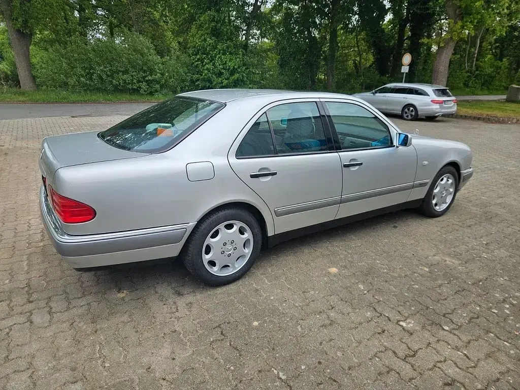 Gebraucht Mercedes E320 Elegance 220 PS (161 kW) 1996 Silber Limousine