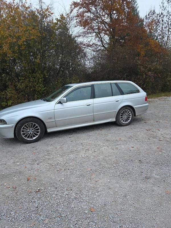 Silber Gebraucht 2001 BMW 530 Kombi | 2.000 € (Guter Preis) - Bild 1/4
