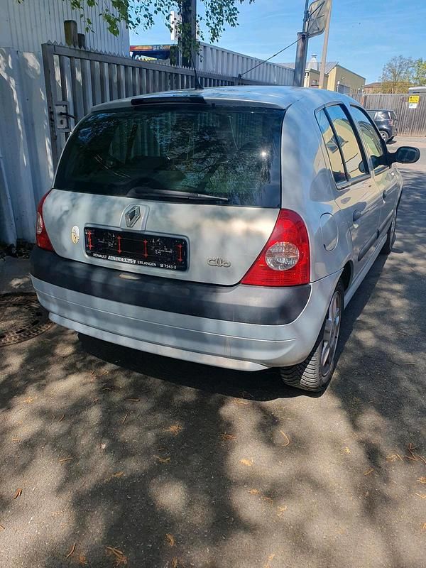 Używany Renault Clio II 101 KM (74 kW) 2004 Srebrny Hatchback