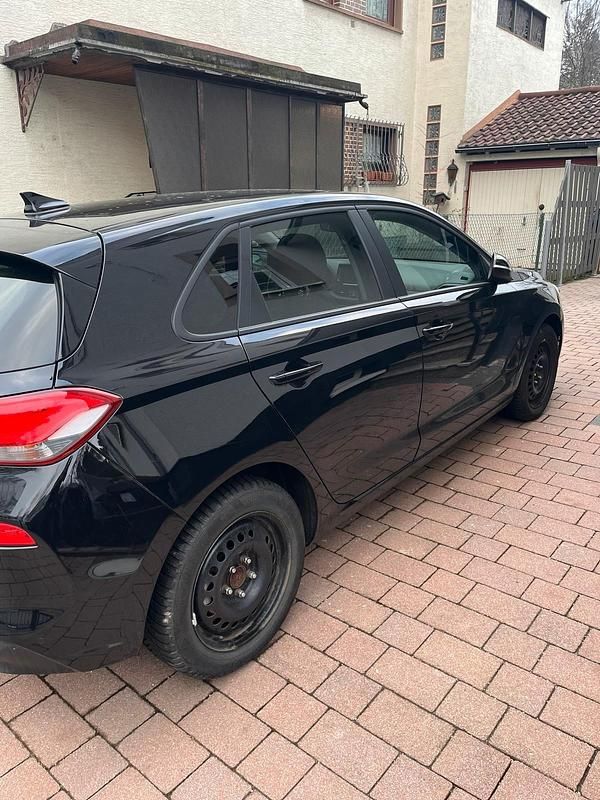 Gebraucht Hyundai i30 109 PS (80 kW) 2019 Schwarz Limousine