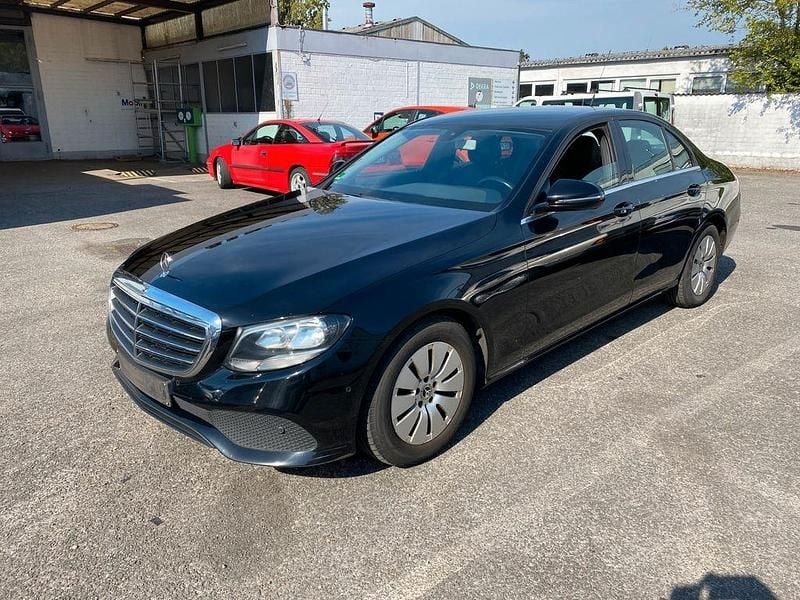Schwarz Gebraucht 2019 Mercedes E200 Limousine | 9.999 € (Teuer) - Bild 1/4