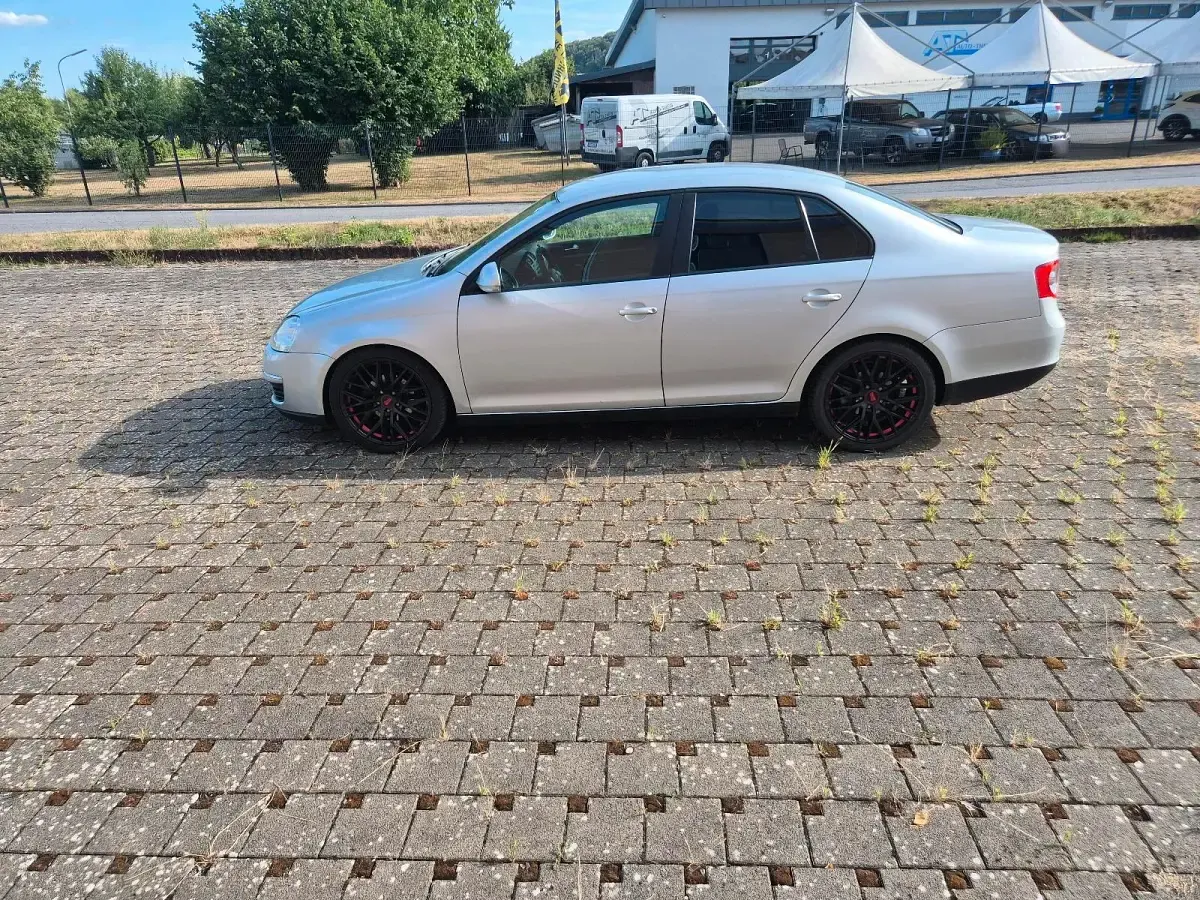 Gebraucht VW Jetta 105 PS (77 kW) 2006 Silber Limousine