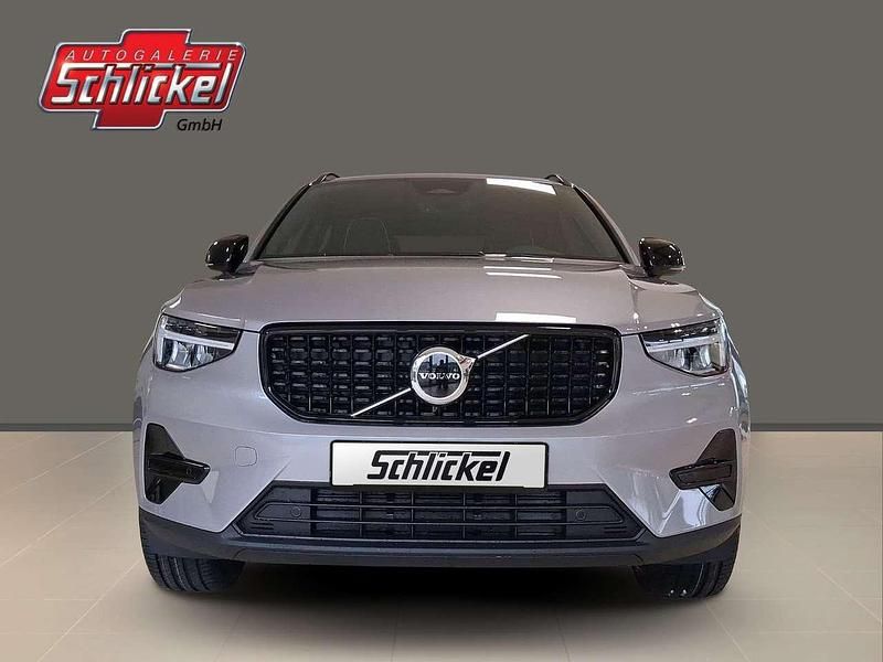 Neu Volvo XC40 Plus 163 PS (119 kW) 2025 Aurora silver SUV