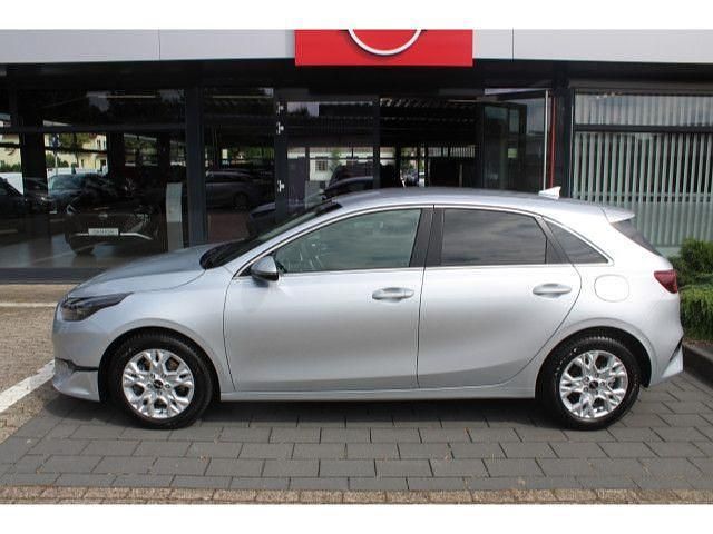 Gebraucht Kia Ceed Gold 101 PS (74 kW) 2022 Kcs sparklingsilber metallic (metallic) Kleinwagen