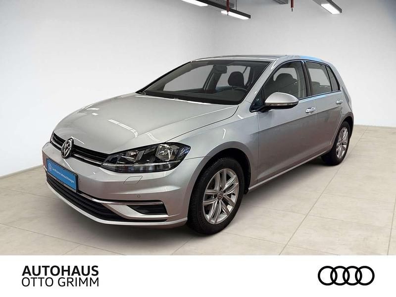 Silber Gebraucht 2018 VW Golf Comfortline Limousine | 13.489 € (Superpreis) - Bild 1/4