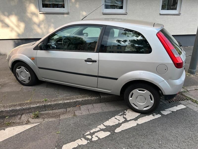 Grau Gebraucht 2002 Ford Fiesta Kleinwagen | 1.500 € (Fairer Preis) - Bild 1/4