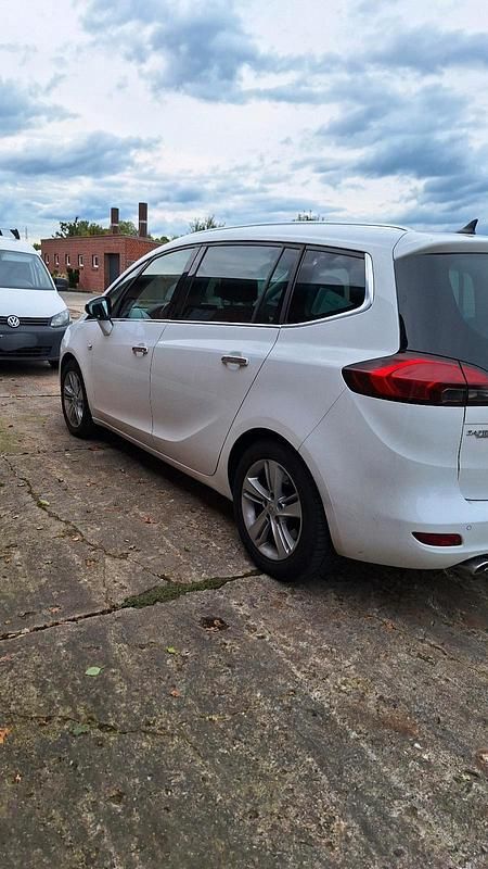 Weiß Gebraucht 2012 Opel Zafira Tourer Van / Kleinbus | 7.500 € (Etwas zu teuer) - Bild 1/4