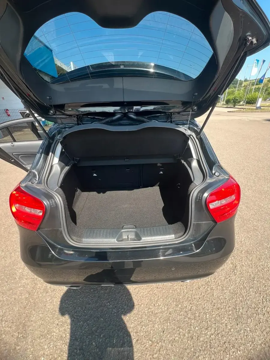 Gebraucht Mercedes A180 122 PS (89 kW) 2015 Schwarz Kleinwagen