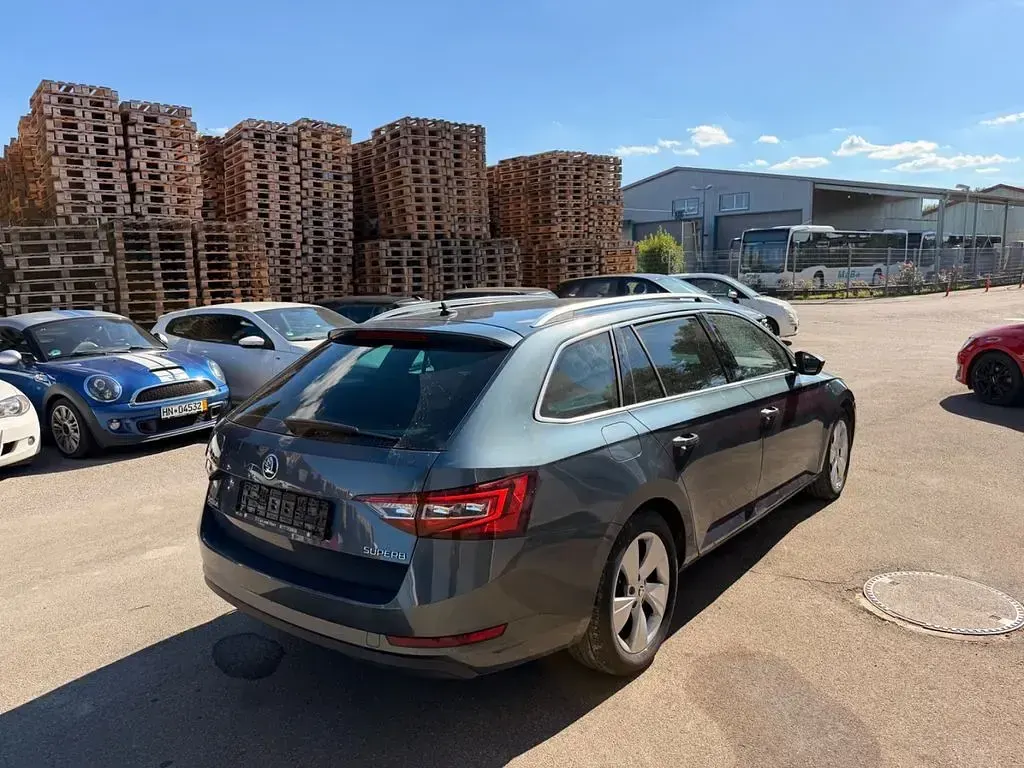 Gebraucht Skoda Superb Style 179 PS (131 kW) 2016 Grau Kombi