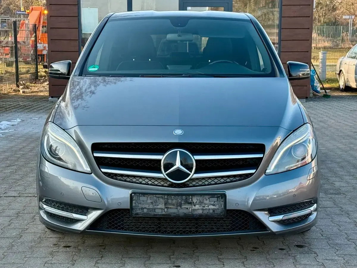 Gebraucht Mercedes B180 109 PS (80 kW) 2014 Grau Van / Kleinbus