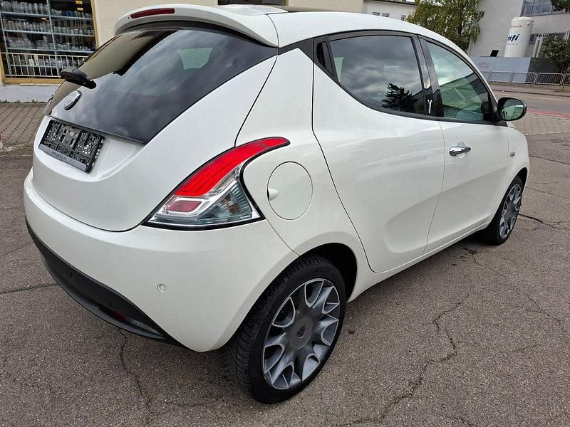 Gebraucht Lancia Ypsilon Gold 86 PS (63 kW) 2015 Weiß Kleinwagen