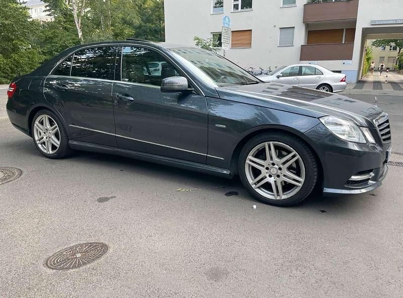 Gebraucht Mercedes E220 Avantgarde 170 PS (125 kW) 2012 Grau Limousine