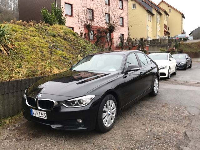 Gebraucht BMW 318 143 PS (105 kW) 2012 Schwarz metallic Limousine