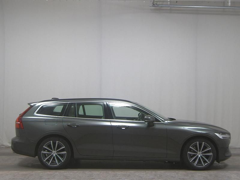 Grau Gebraucht 2021 Volvo V60 Momentum Kombi | 24.980 € (Guter Preis) - Bild 1/4