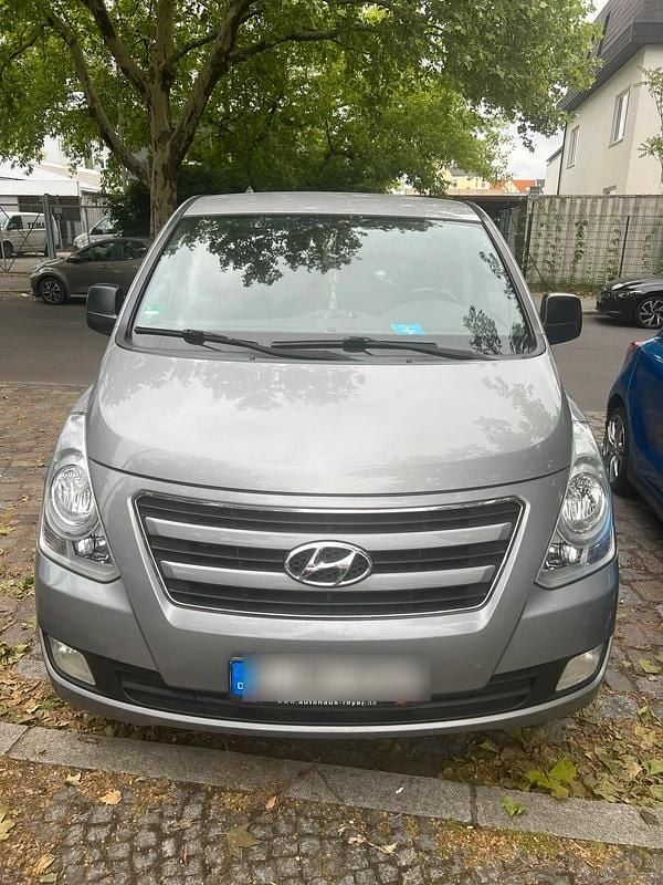 Grau Gebraucht 2013 Hyundai H-1 Van / Kleinbus | 12.500 € (Fairer Preis) - Bild 1/4