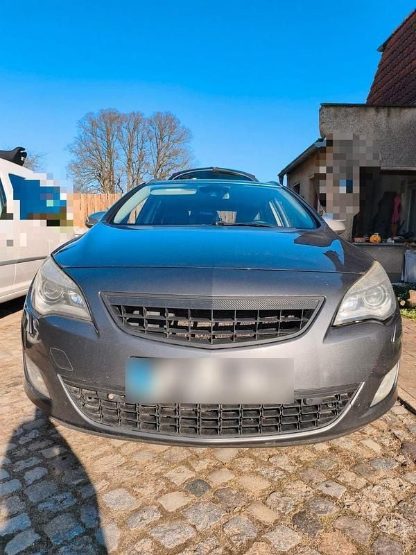 Gebraucht Opel Astra Edition 165 PS (121 kW) 2012 Grau Kombi