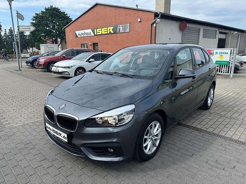 Mineralgrau Gebraucht 2015 BMW 218 Advantage Van / Kleinbus | 13.980 € (Teuer) - Bild 1/4