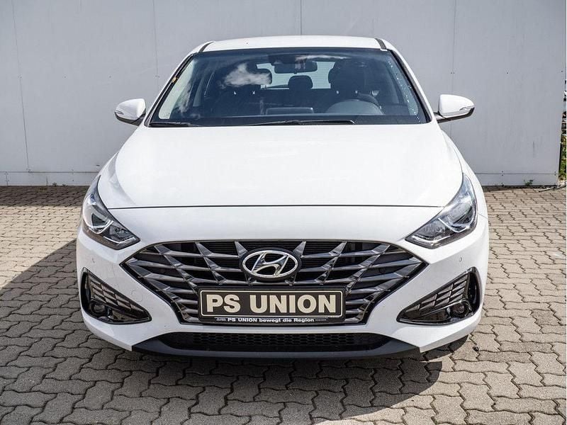Gebraucht Hyundai i30 Trend 120 PS (88 kW) 2022 Weiss / atlas white Limousine