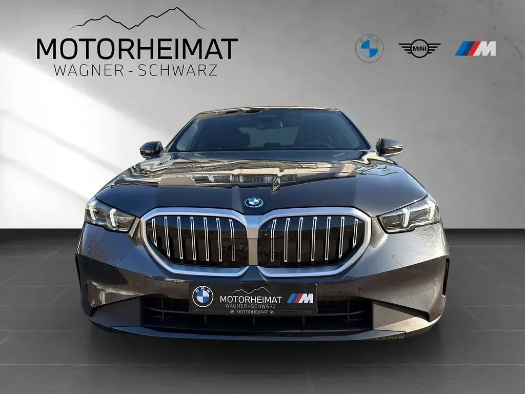 Gebraucht BMW 550e Performance 489 PS (359 kW) 2024 Sophistograu brillanteffekt Limousine