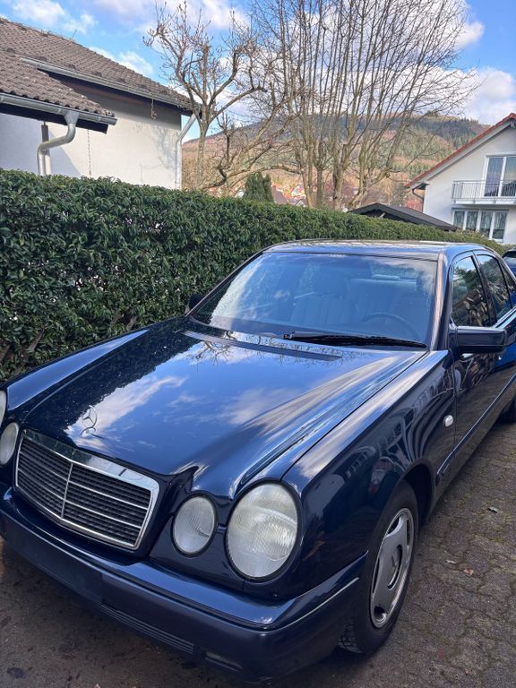 Blau Gebraucht 1997 Mercedes 220 Limousine | 3.000 € (Fairer Preis) - Bild 1/3