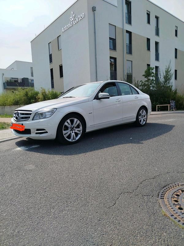 Weiß Gebraucht 2010 Mercedes C200 Avantgarde Limousine | 7.500 € - Bild 1/4