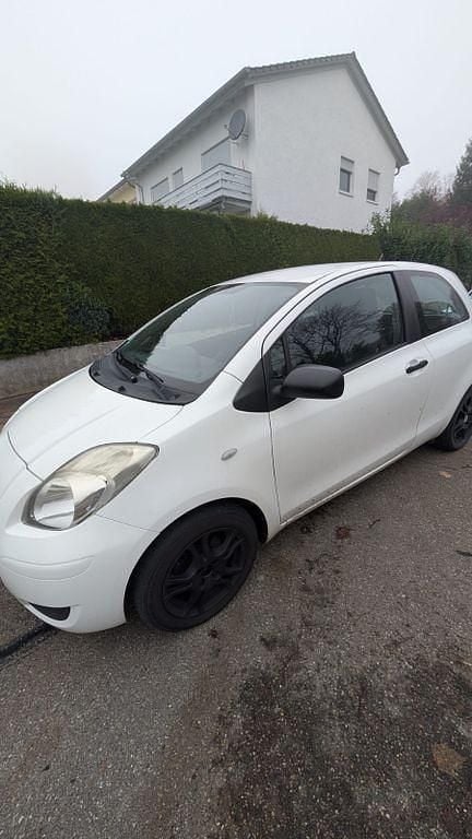 Weiß Gebraucht 2009 Toyota Yaris Limousine | 2.300 € (Guter Preis) - Bild 1/4