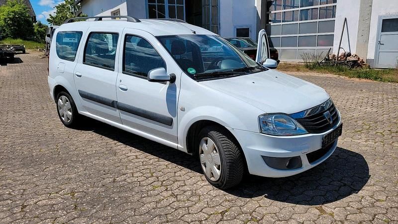 Weiß Gebraucht 2010 Dacia Logan Limousine | 450 € - Bild 1/4