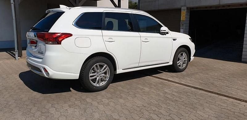 Gebraucht Mitsubishi Outlander P-HEV Plus 203 PS (149 kW) 2018 Weiß SUV