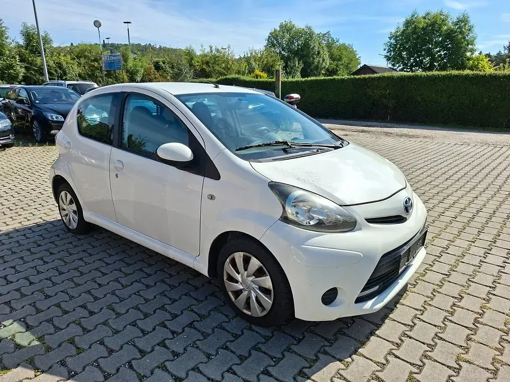 Gebraucht Toyota Aygo Cool 68 PS (50 kW) 2012 Weiß Kleinwagen
