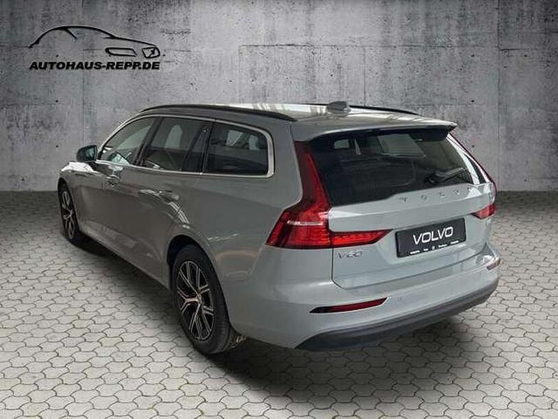 Gebraucht Volvo V60 120 PS (88 kW) 2024 Grau Kombi