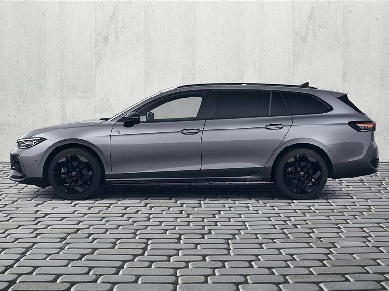 Neu VW Passat R-line 150 PS (110 kW) 2025 Diabasgrau metallic Kombi