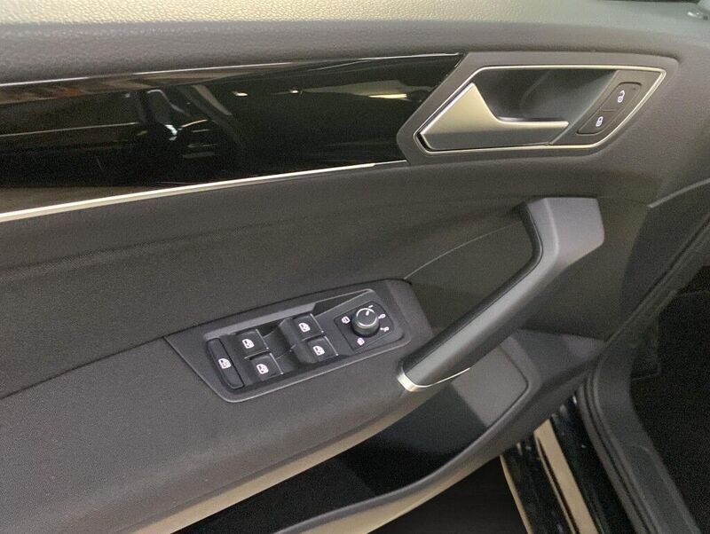 Gebraucht VW Touran Highline 150 PS (110 kW) 2024 Deep black perleffekt Van / Kleinbus