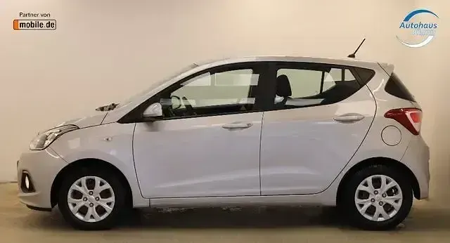 Gebraucht Hyundai i10 Trend 92 PS (67 kW) 2017 Silber Kleinwagen