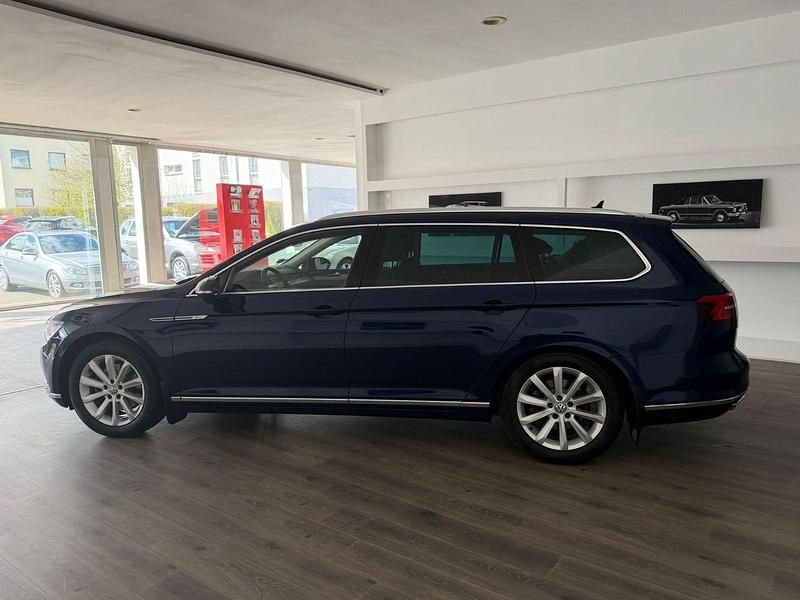 Gebraucht VW Passat Highline 150 PS (110 kW) 2018 Blau Kombi